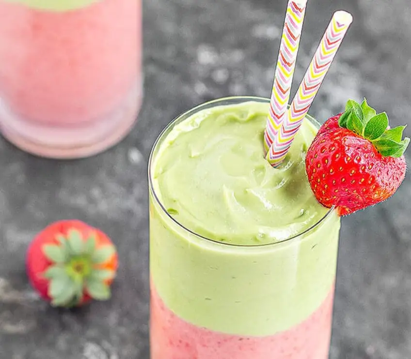 AVOCADO STRAWBERRY LAYERED SMOOTHIE