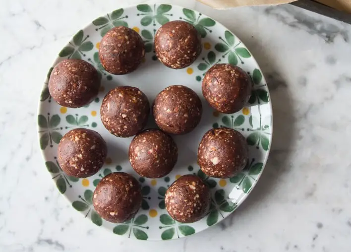 CLASSIC ALMOND AND CACAO ENERGY BALLS