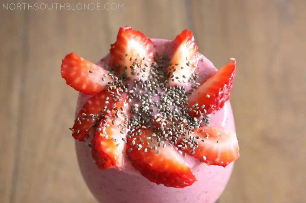 ENERGY BOOSTING OATMEAL BERRY BREAKFAST SMOOTHIE