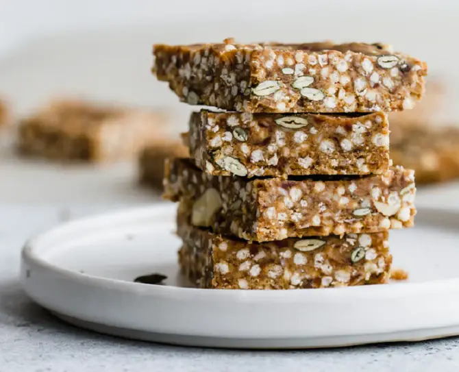 PUFFED QUINOA, DATE & PEANUT BUTTER BARS