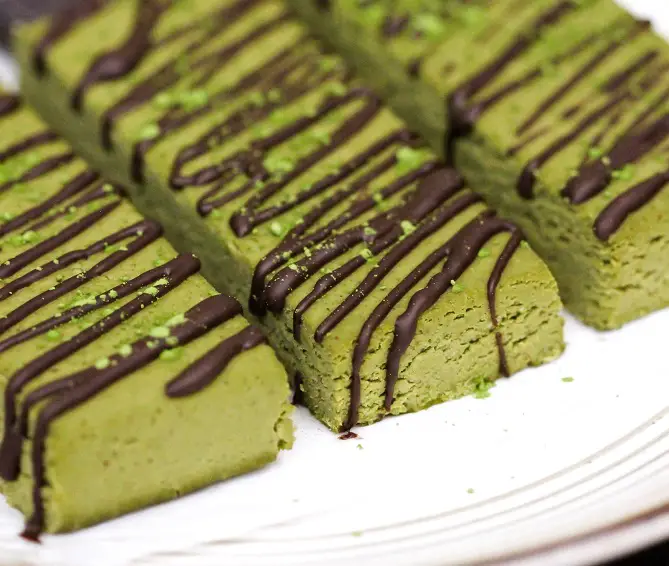 MATCHA GREEN TEA FUDGE PROTEIN BARS