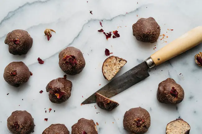 ALMOND-CASHEW & CHIA BALANCE BALLS