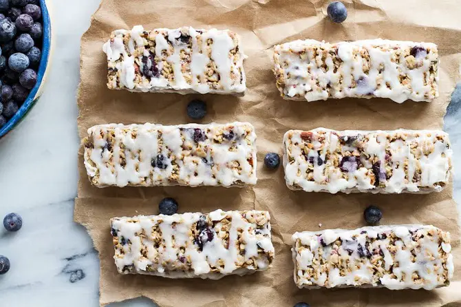 BLUEBERRY VANILLA GREEK YOGURT GRANOLA BARS