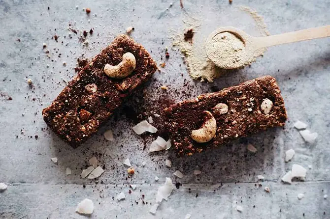 HORMONE-BALANCING CHOCOLATE ENERGY BARS