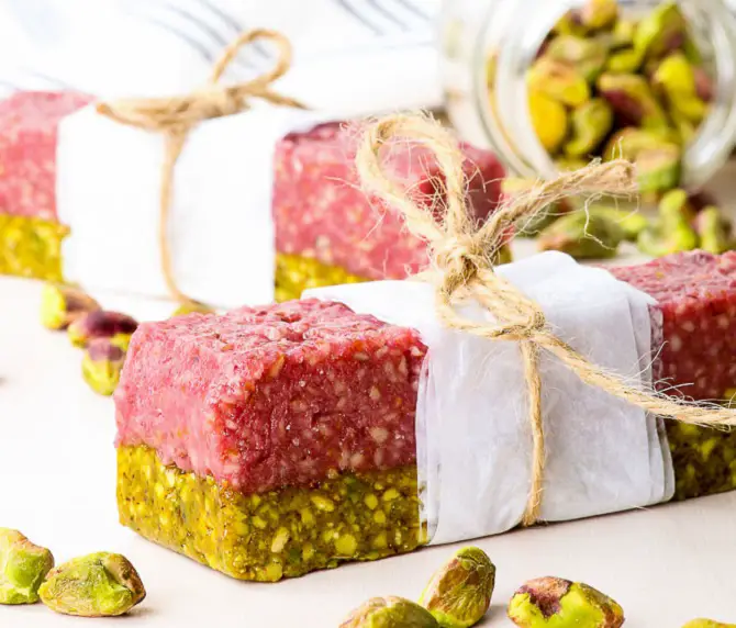 PISTACHIO RASPBERRY ENERGY BARS