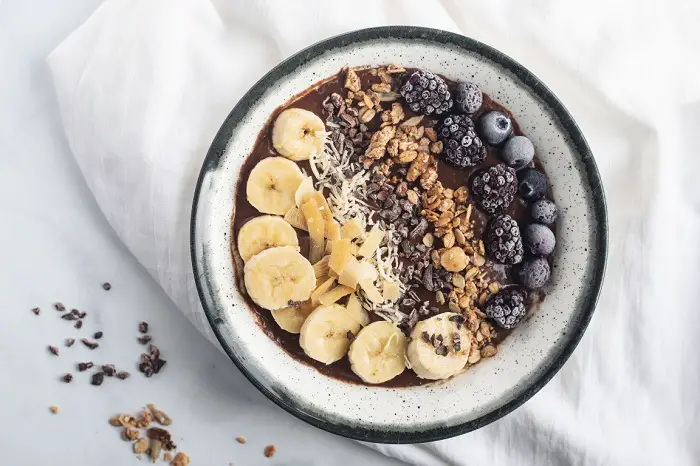 CHOCOLATE AVOCADO SMOOTHIE BOWL