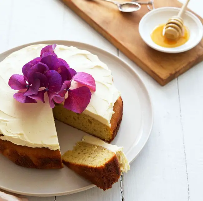 CHAMOMILE AND MANUKA HONEY CAKE